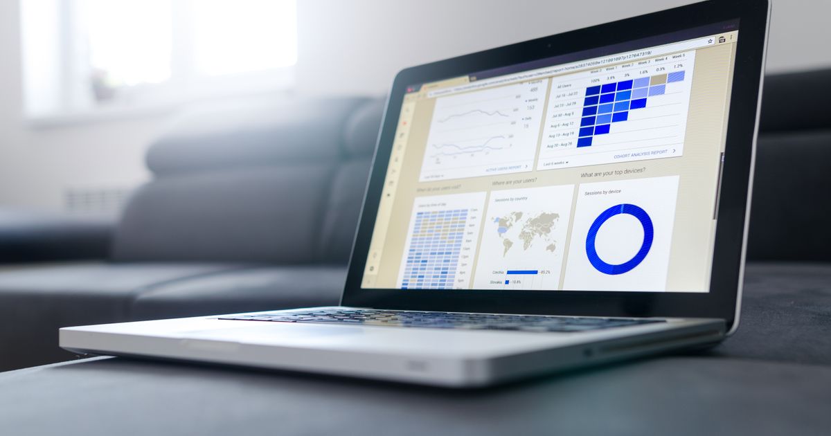 Laptop exibindo painéis de análise com gráficos de desempenho