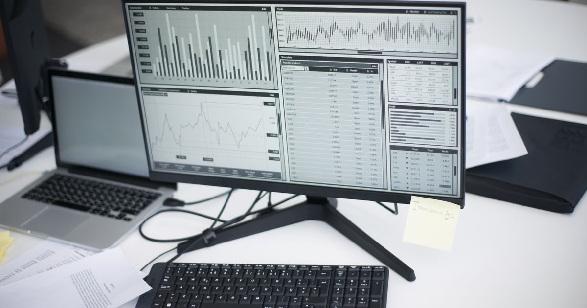 Tela de computador exibindo gráficos de desempenho