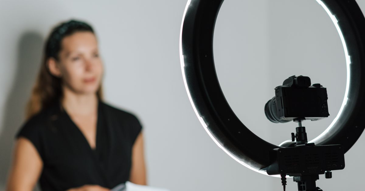 Criadora gravando vídeo com ring light em casa