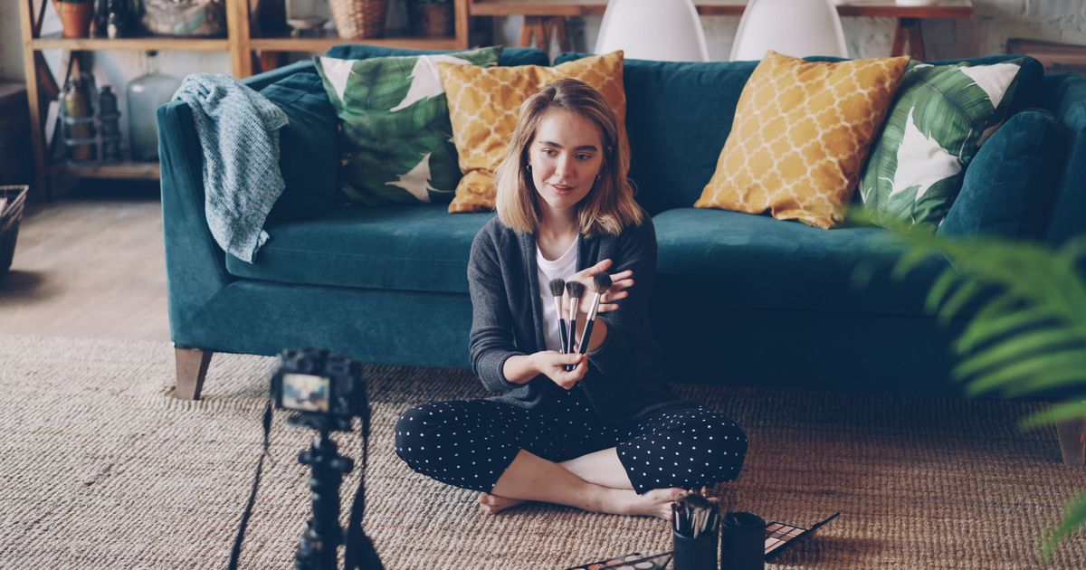 Criadora de conteúdo gravando vídeo autêntico na sala de casa