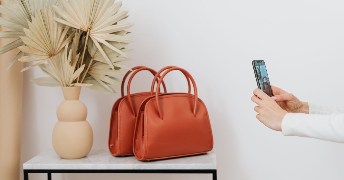 Pessoa fotografando produto com smartphone para conteúdo gerado pelo usuário