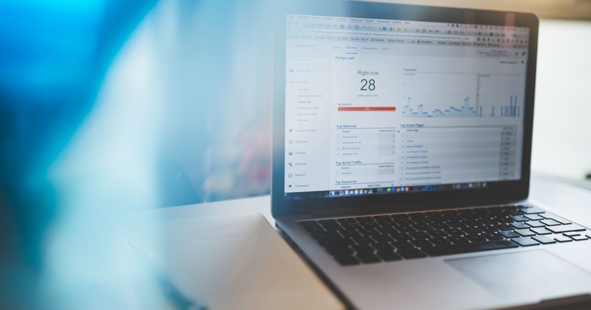 Laptop exibindo painel de plataforma de análise de dados