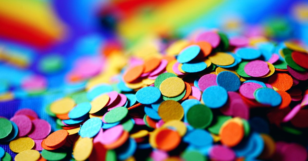 Pilha de confetes coloridos de papel sobre fundo colorido