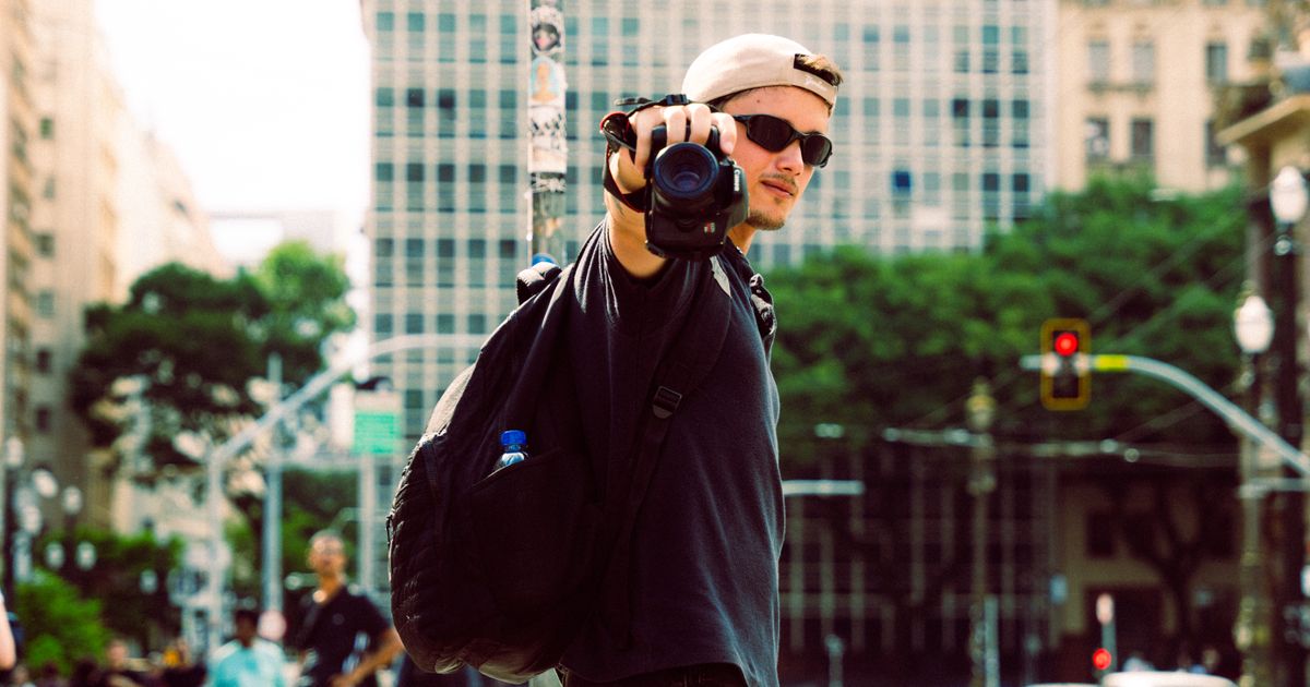 Criador gravando vídeo em selfie pela cidade