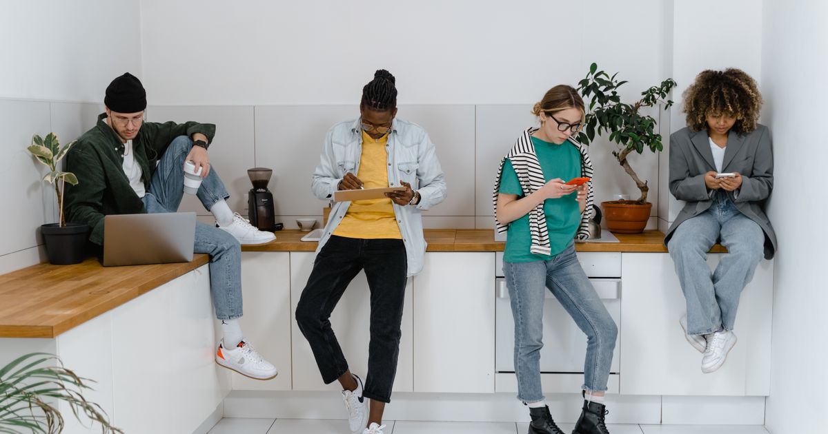 Grupo diverso de pessoas usando smartphones lado a lado