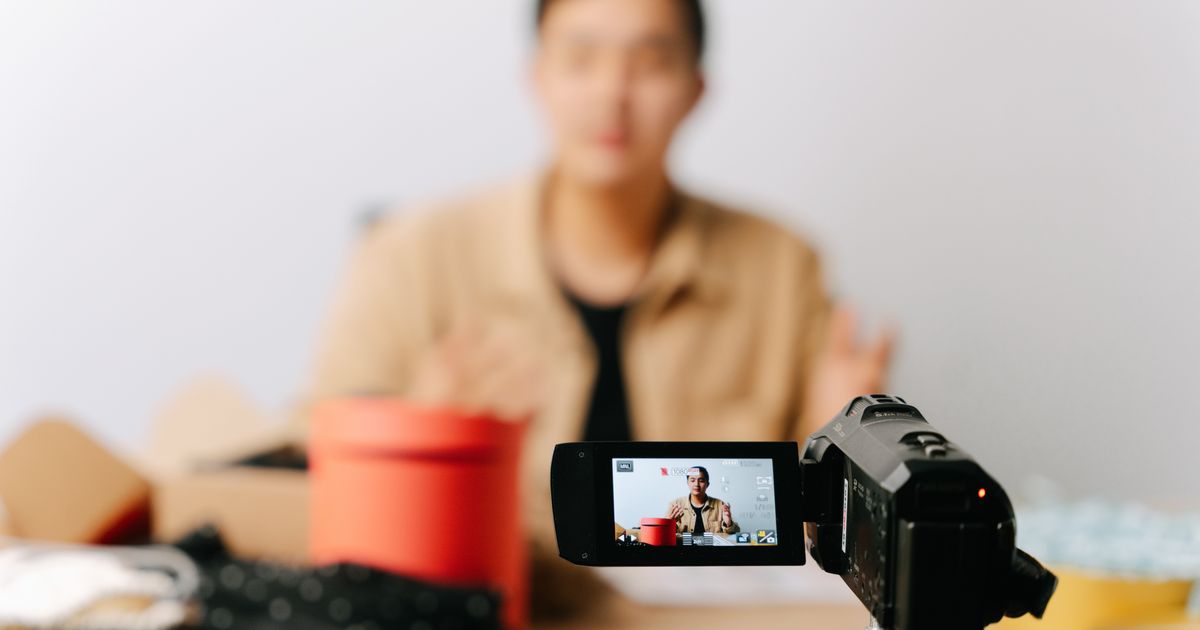 Criador gravando vídeo sobre um produto com câmera em estúdio caseiro
